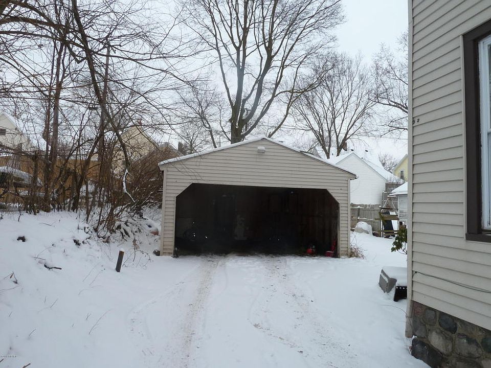 2nd image of 39 Union St S