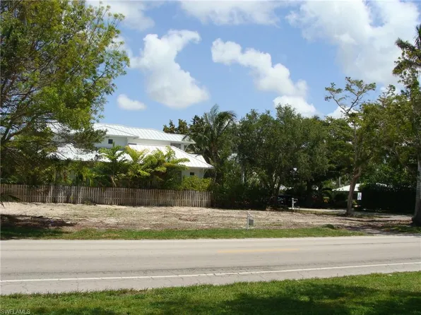 695 Broad AVE S, NAPLES, FL 34102
