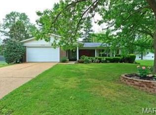 549 Saint Josephs Dr, Ballwin, MO 63021