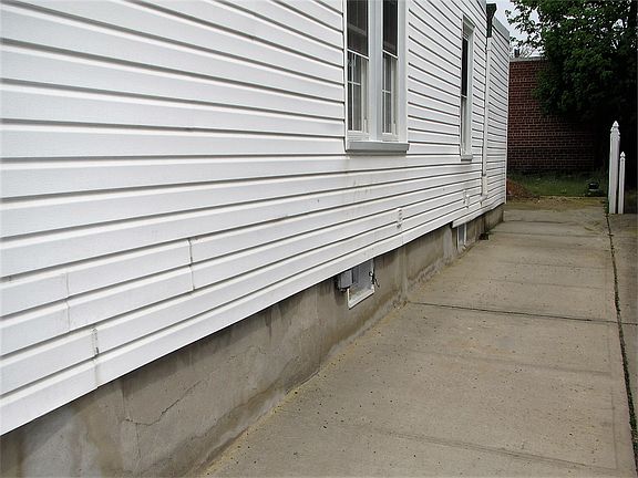 3rd image of 949 E 96th St #2
