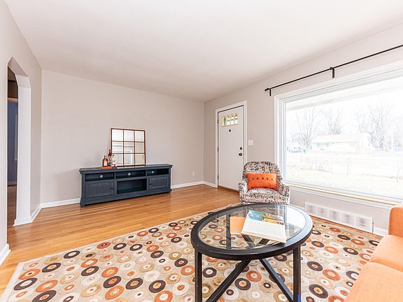 3rd image of 717 E Grand Blvd