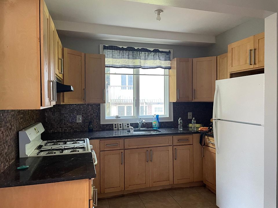 2nd image of 580 Van Duzer St #2