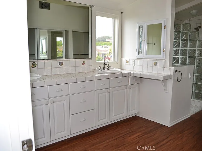 490 Diamond St — Photo 13