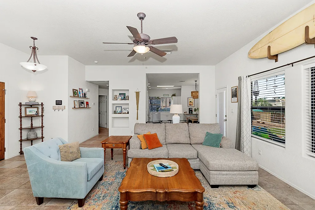 Building Photo - 10213 S Del Rey Dr