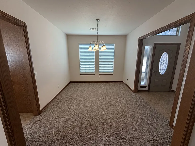 800 Windsor Pl — Photo 3