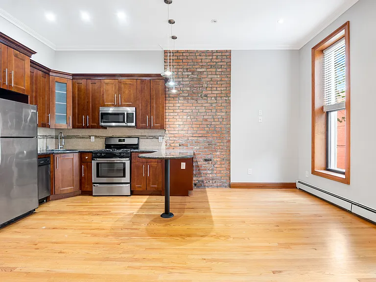 101 Halsey St #4 — Photo 1