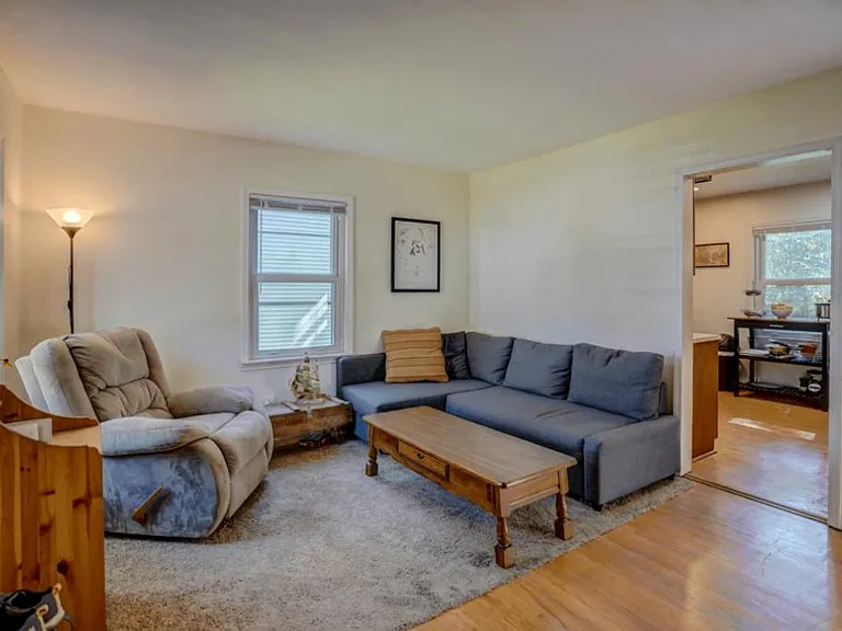 2821 Commercial Ave — Photo 9