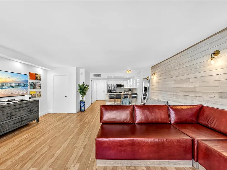 2301 Collins Ave #714 — Photo 7