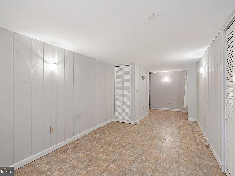 130 E Randall St — Photo 36