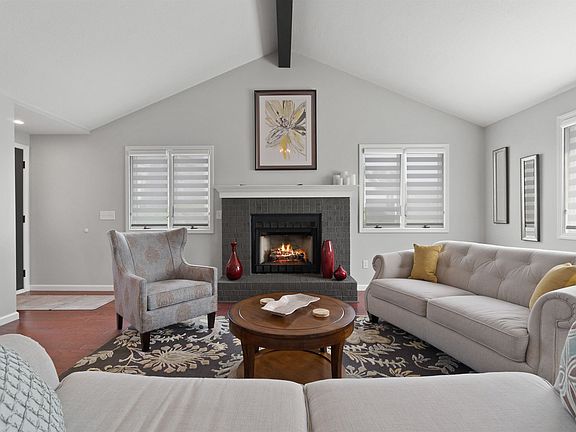 3rd image of 33 S Pinehurst Ct