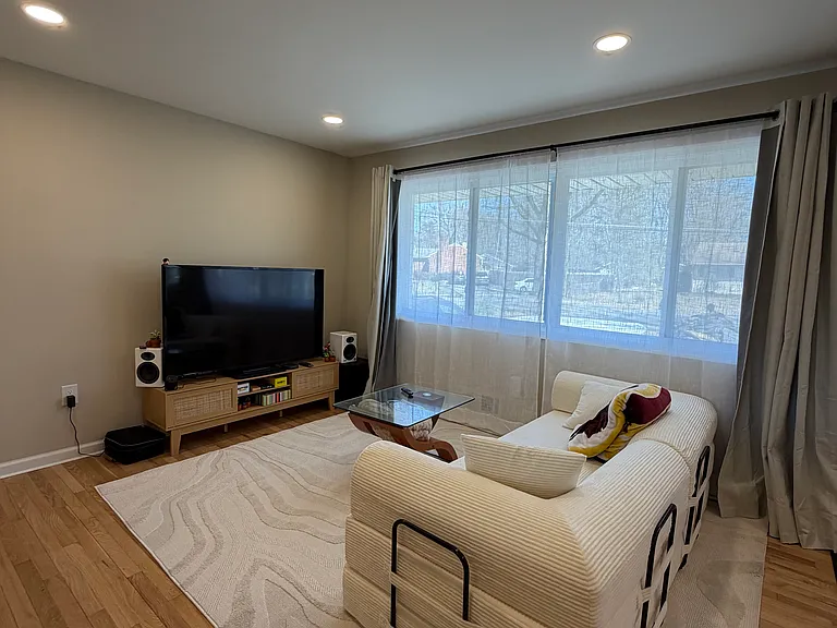 6524 Greenleaf St — Photo 5