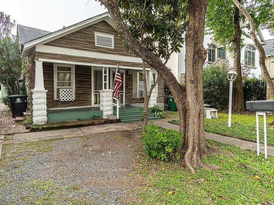 This home sits on a nice size lot with detached garage (convereted to apartment).