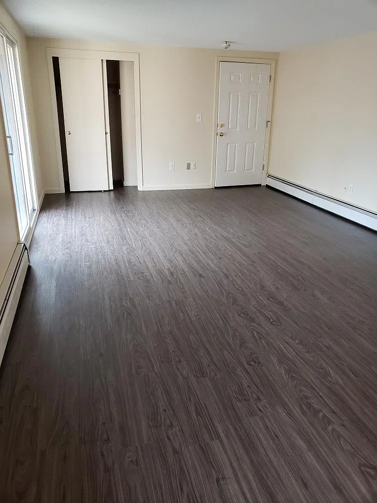 4 Greenleaf Dr — Photo 3