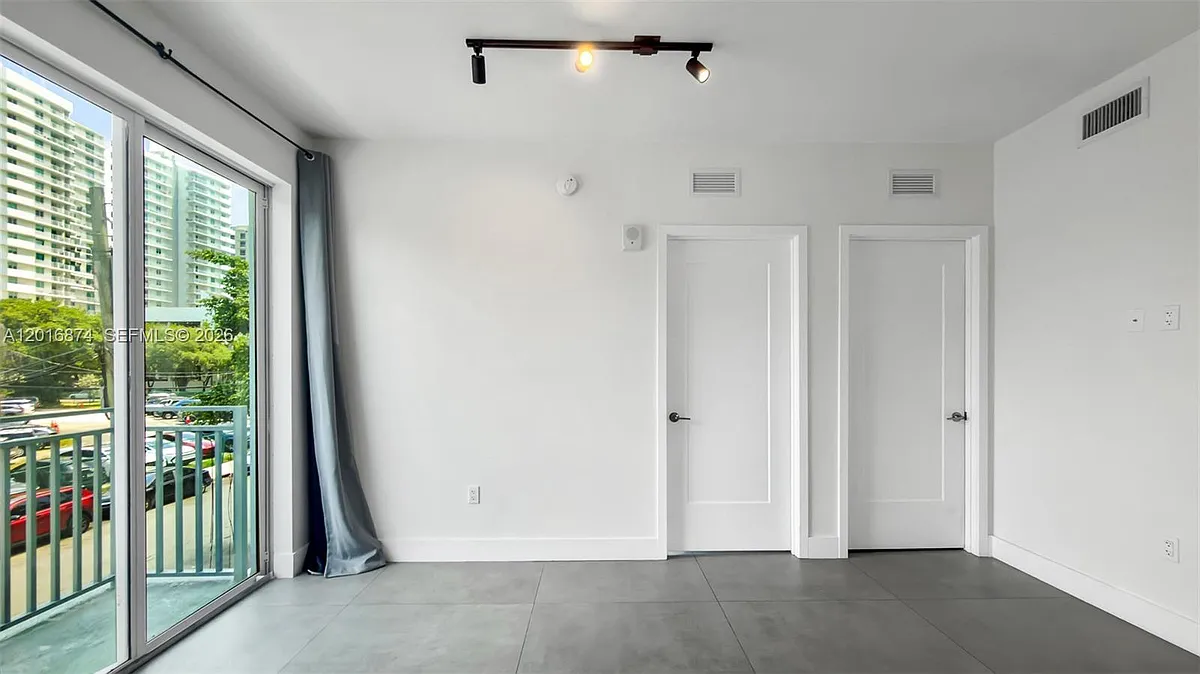Building Photo - 1536 NW 15th Ave #206