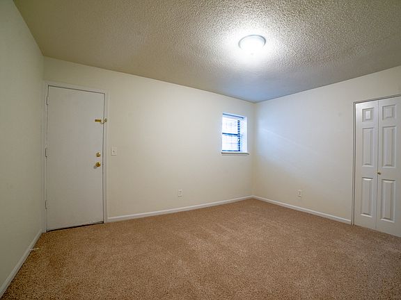 5th image of 4010 Oak St #1
