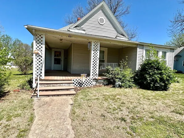 601 E 5th Ave, Caney, KS 67333