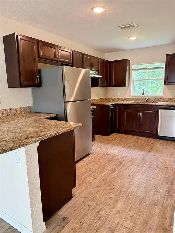 2 bed, 2.0 bath, 985 sqft, $1,200 — Photo 2