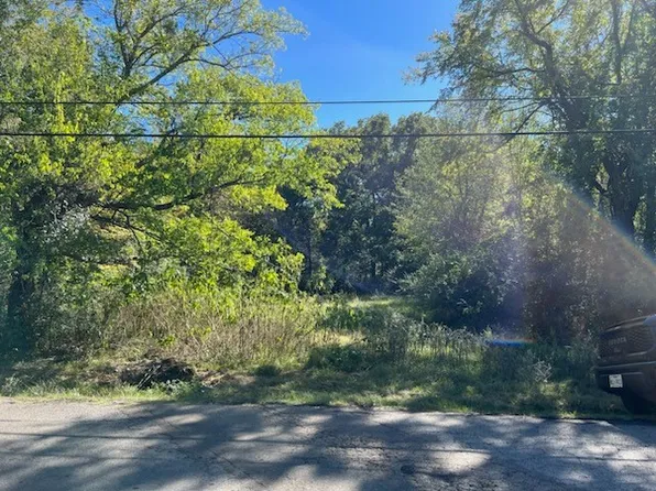 8 Commodore Dr, Mabank, TX 75156