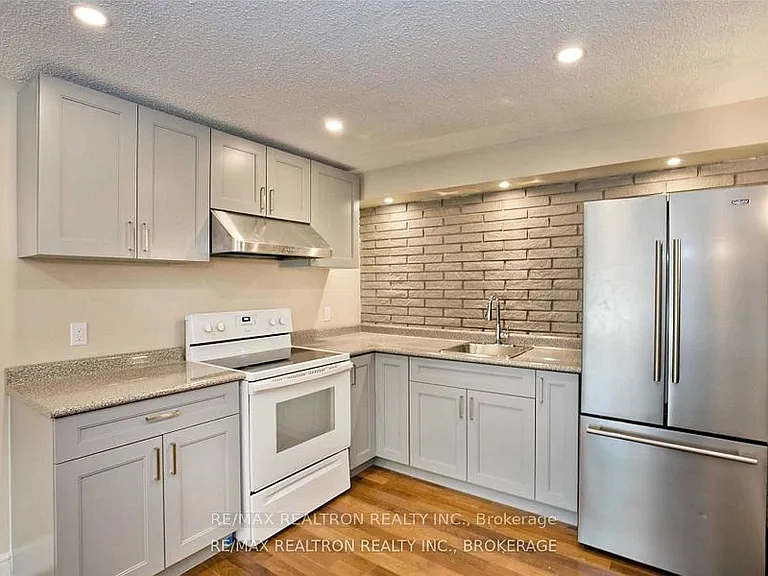 2 Callahan Rd #LOWER — Photo 4