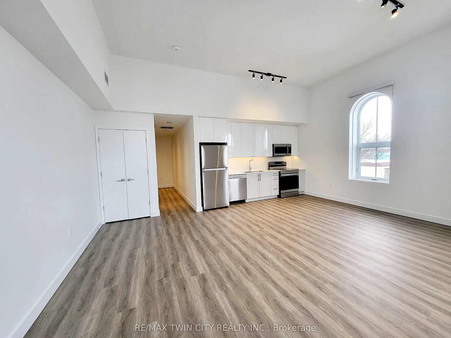 Studio, $1,800 — Photo 3