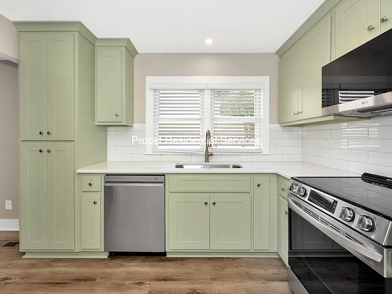 1616 McCullough Ave NE — Photo 16
