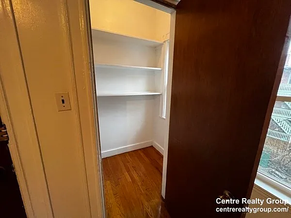 3 bed, 1.0 bath, 1100 sqft, $3,300 — Photo 2