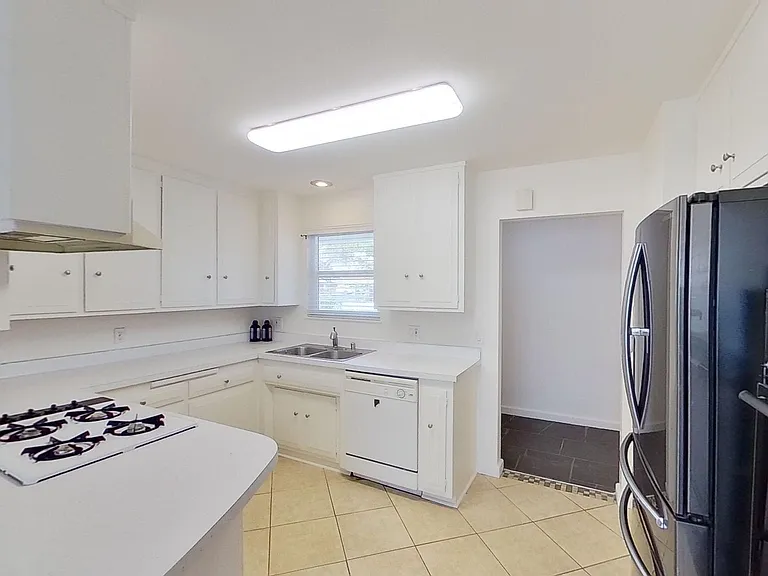 16402 Birdie Ln — Photo 2