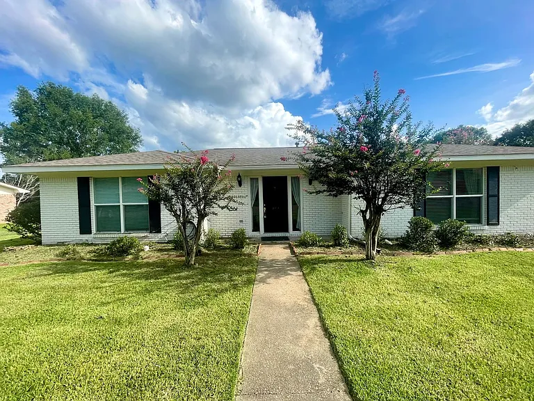 203 Cypress Dr — Photo 1