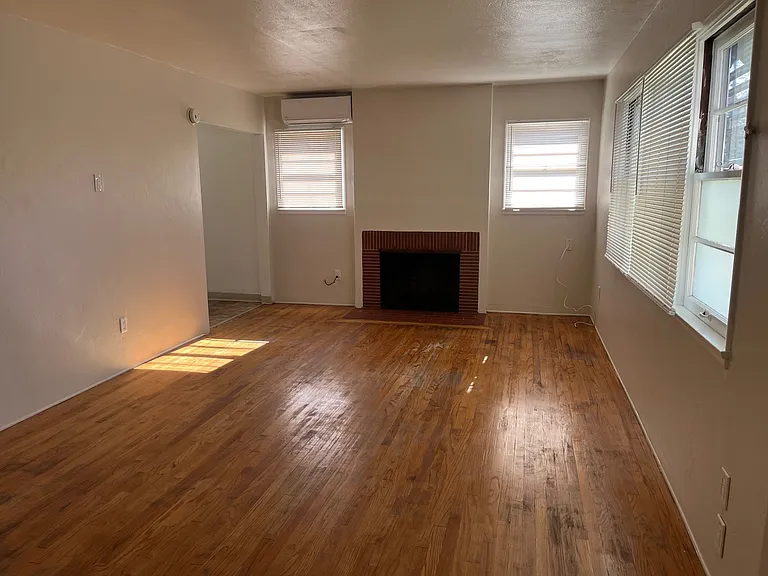 1095 S Magnolia Ave — Photo 2