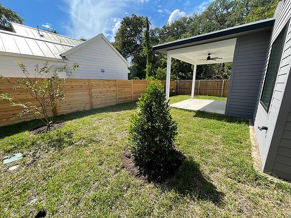 3rd image of 4512 Mount Vernon Dr #B