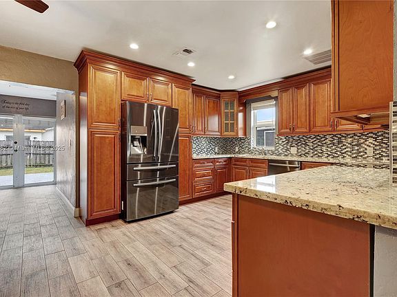 5th image of 7006 NW 99th Ave