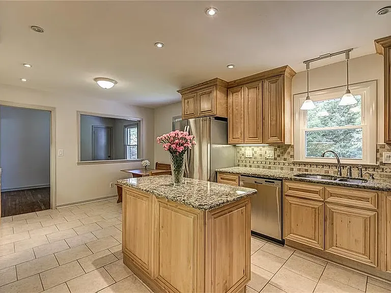 2340 Burch Cir — Photo 2