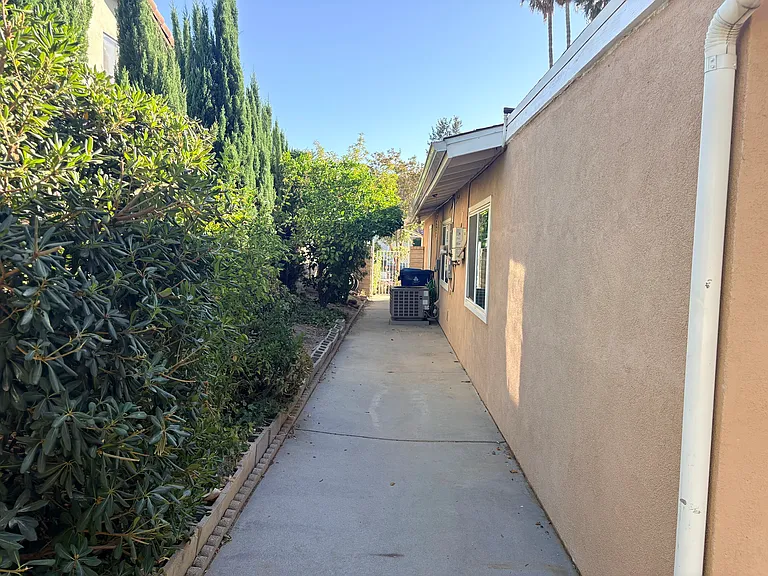 11606 Lyster Ave — Photo 21