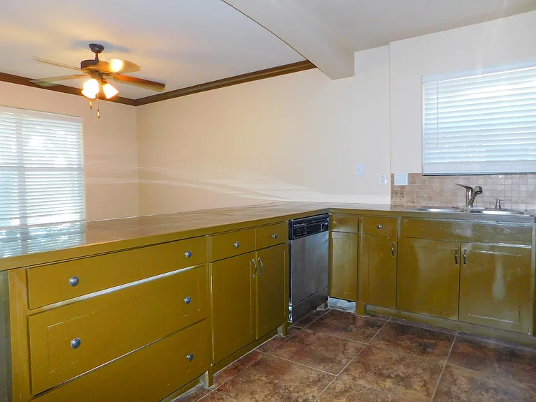 558 Jay St — Photo 10