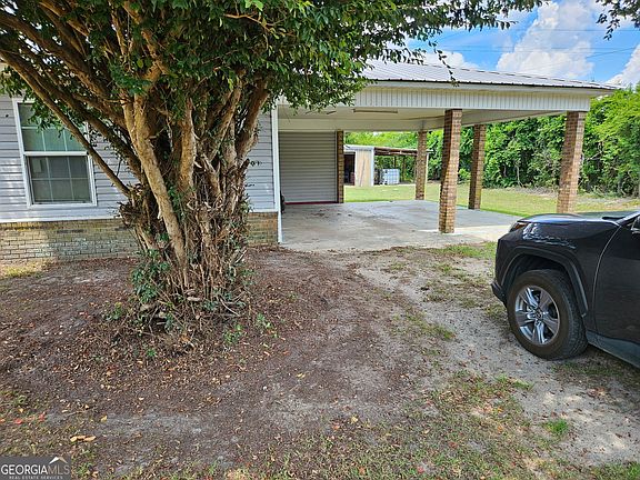 2nd image of 423 Old Louisville Rd