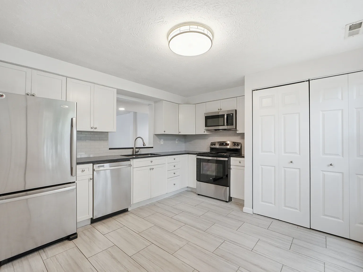 3 bed, 2.5 bath, 1241 sqft, $2,900 — Photo 4