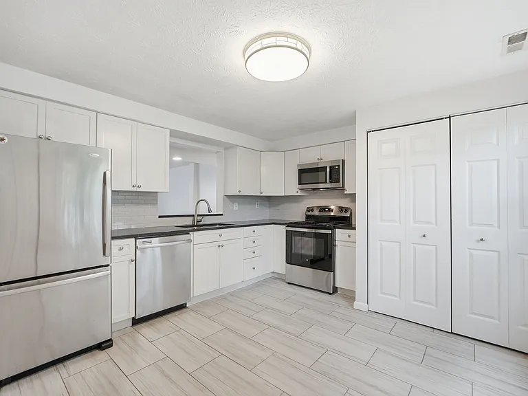7 Leatherwood Ct — Photo 4