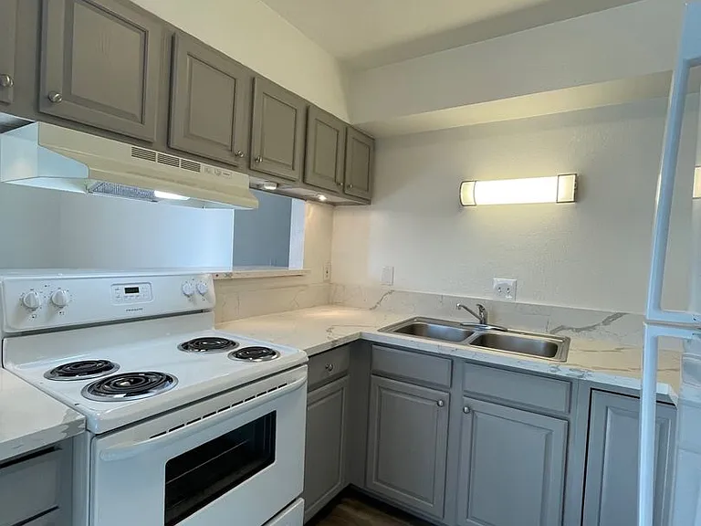 1834 Jefferson St — Photo 1