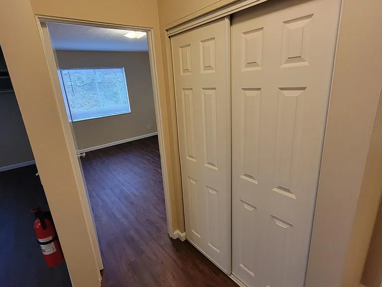 1090 Tonawanda Ave #1090 — Photo 8