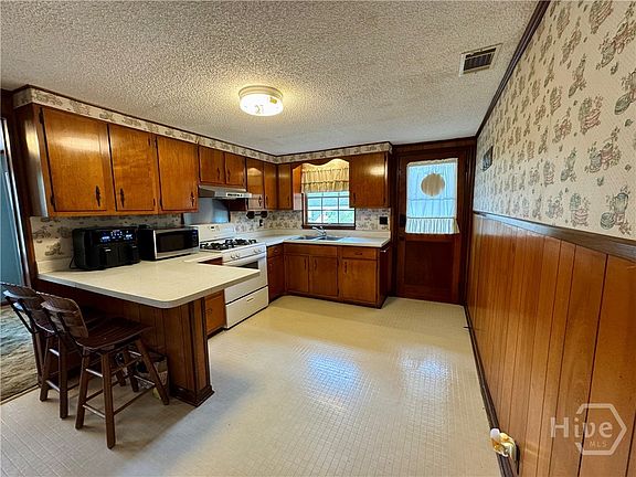 4th image of 108 Tyler St