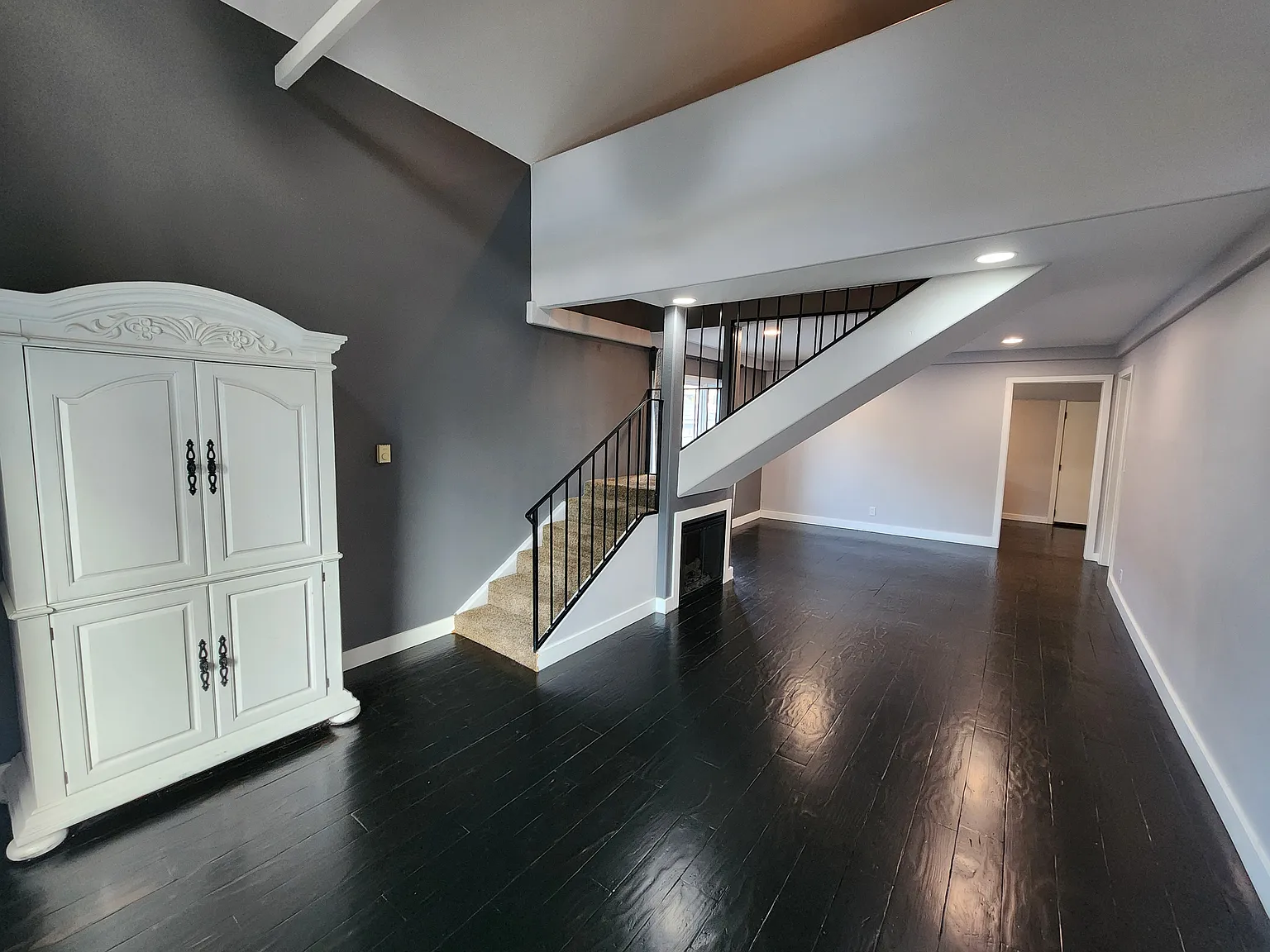 2 bed, 900 sqft, $1,950 — Photo 2