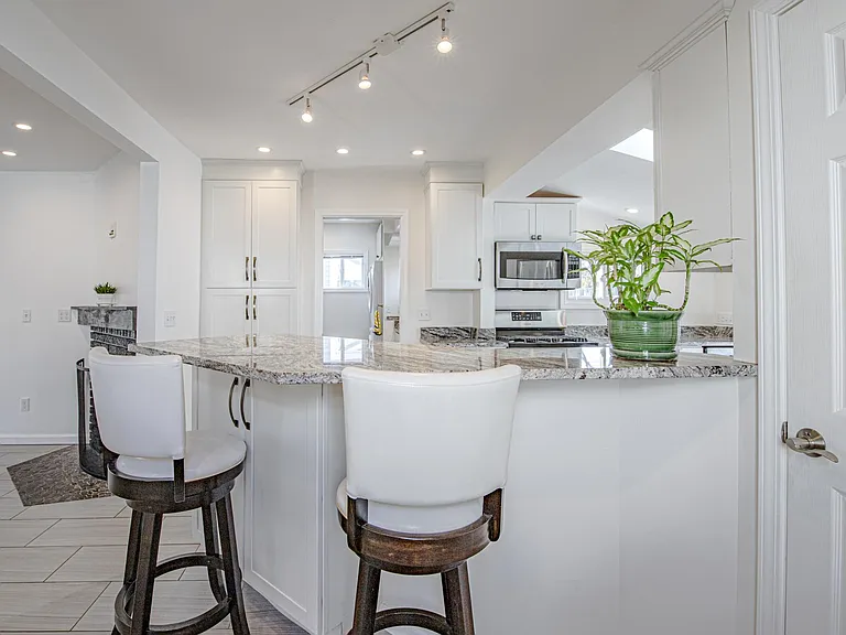114 Mull Ave — Photo 10