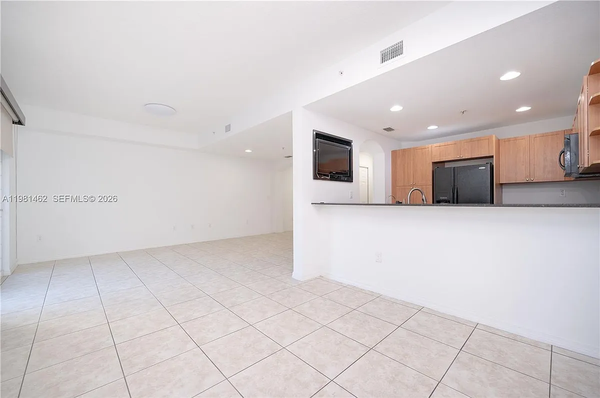 Building Photo - 10885 NW 89th Ter #211