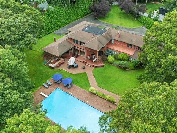 27 Realnautic Ct, Hampton Bays, NY 11946