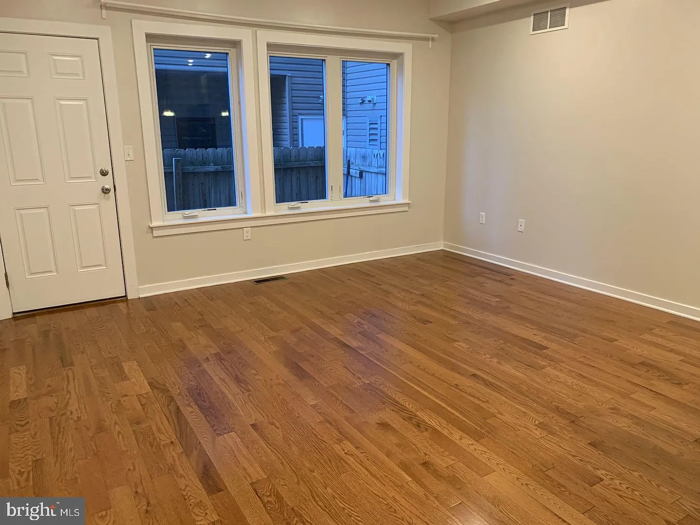 2 bed, 2.5 bath, 1968 sqft, $1,900 — Photo 4