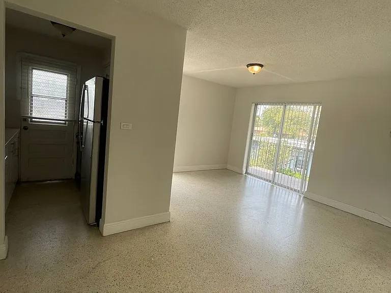 70 SW 30th Ave — Photo 5