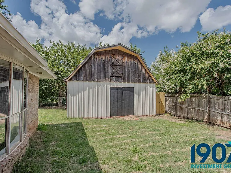 1041 SW 2nd St — Photo 26