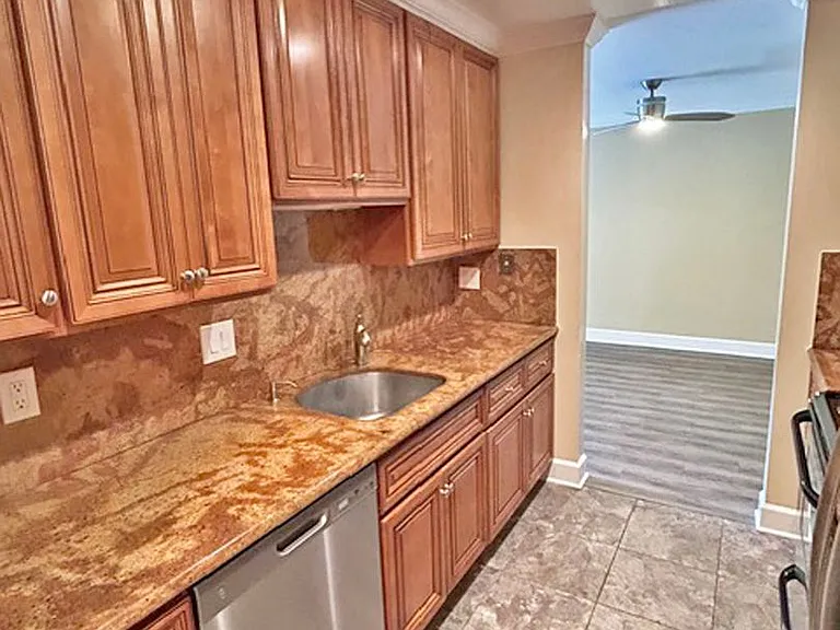 Laurelwood Apartments — Photo 12