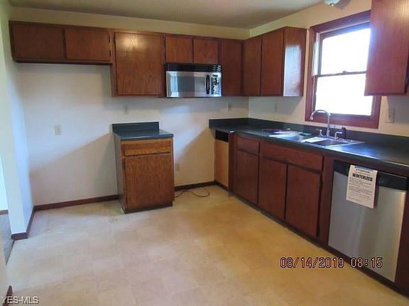 3rd image of 107 Rainbow St