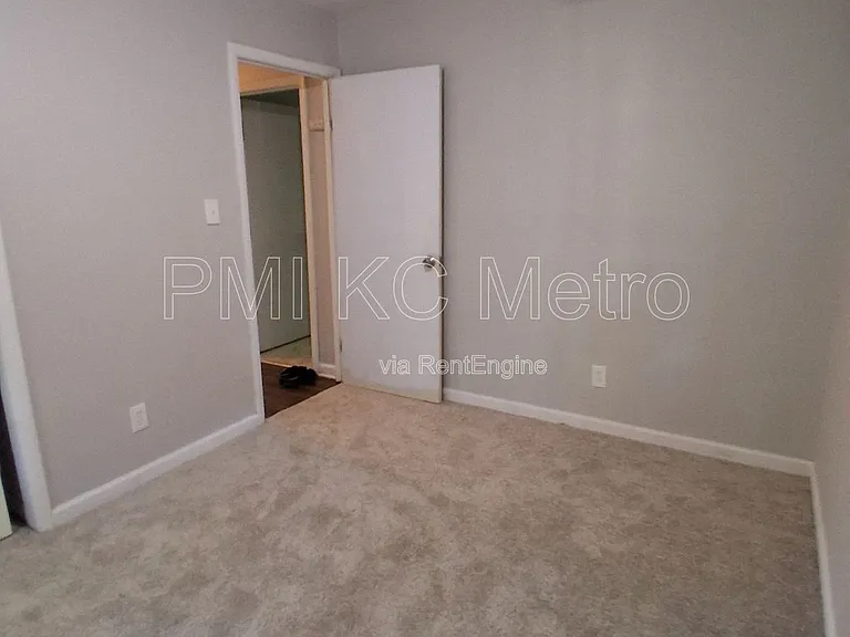 8304 E 110th Ter — Photo 21